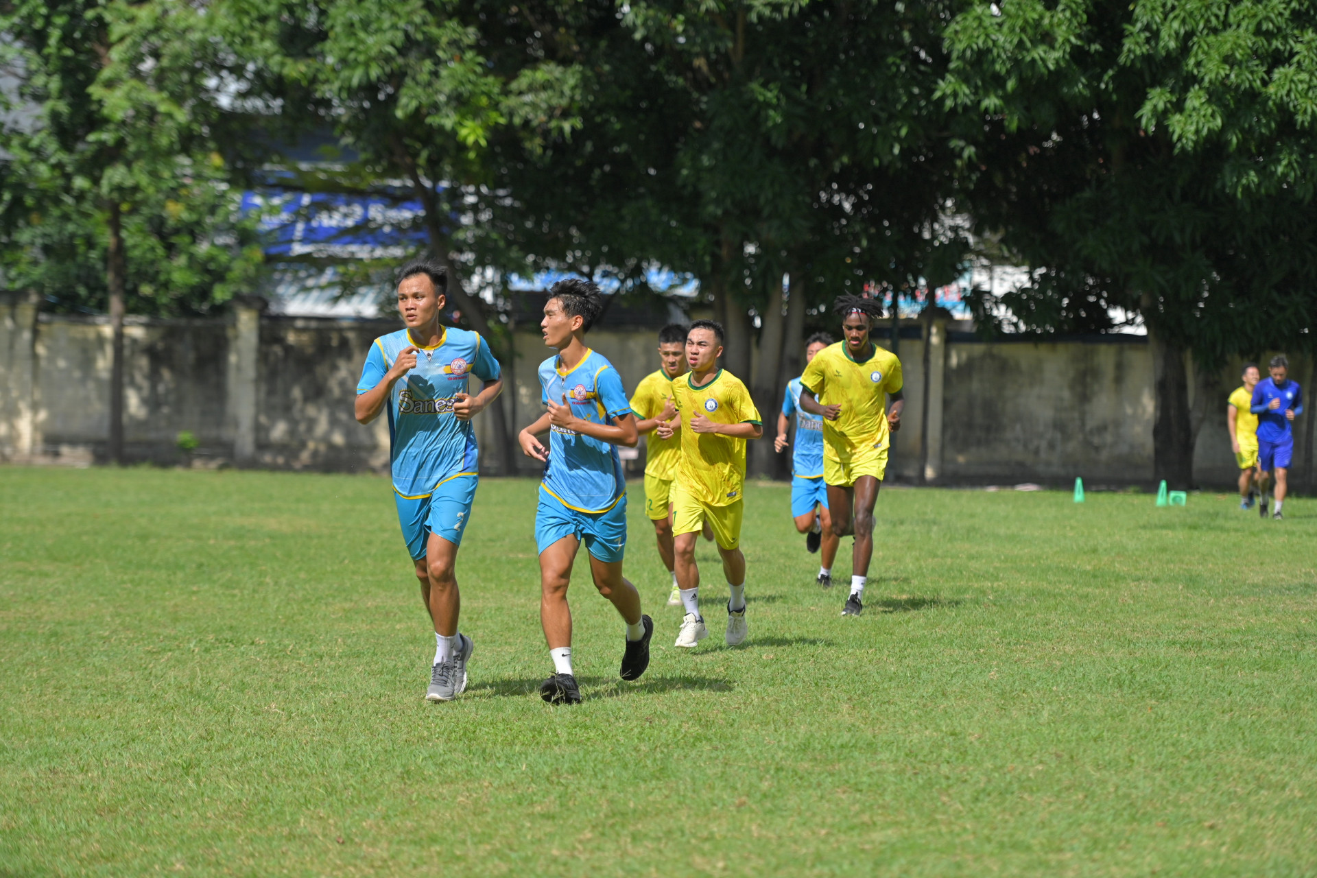 Các cầu thủ Khánh Hòa FC tập luyện chuẩn bị cho mùa giải mới.