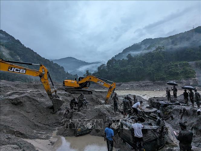 Binh sĩ Ấn Độ tìm kiếm người mất tích sau trận lũ quét ở bang miền núi Sikkim, ngày 5/10/2023. Ảnh: AFP/TTXVN

