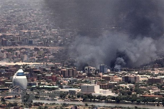 Khói bốc lên sau một trận giao tranh ở Sudan. (Ảnh minh họa. AFP/TTXVN)

