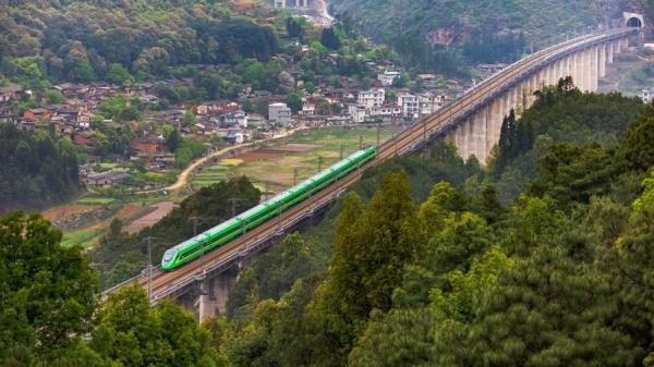 Hai chuyến tàu được trang bị hệ thống làm lạnh chở trái cây và rau quả đã rời tỉnh Vân Nam ở Tây Nam Trung Quốc lần lượt đến Lào và Việt Nam.Ảnh: TTXVN

