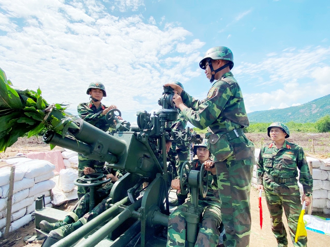 Thực hành bắn chiến đấu trong diễn tập khu vực phòng thủ kết hợp phòng thủ dân sự tỉnh năm 2023.