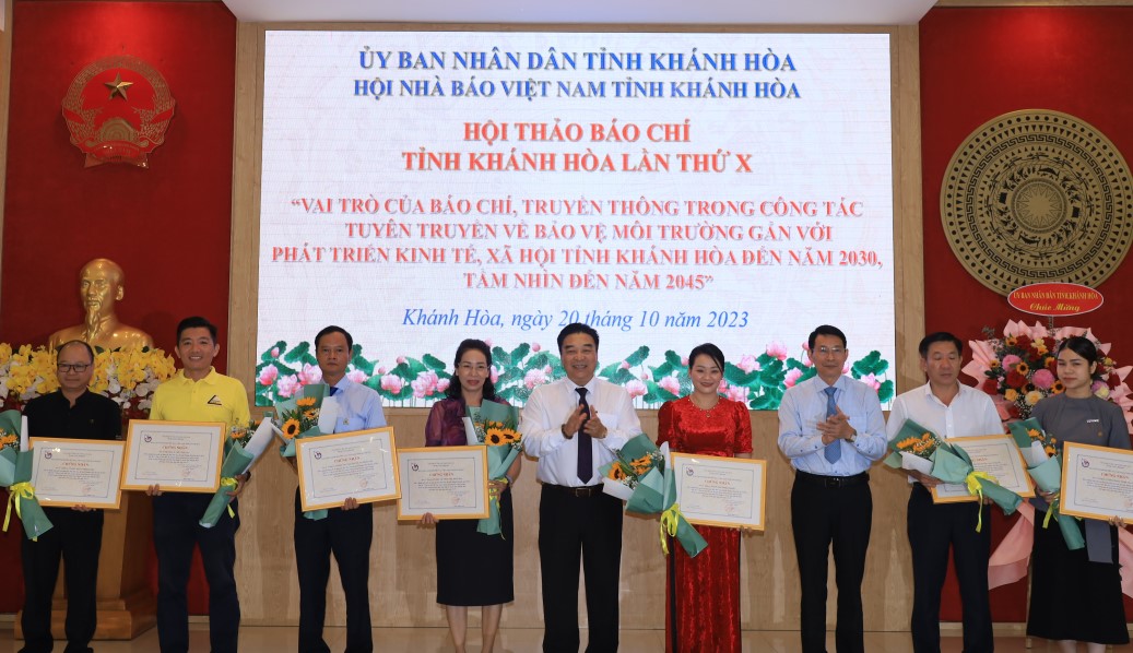 Ông Đinh Văn Thiệu và lãnh đạo Hội Nhà báo tỉnh trao giấy chứng nhận cho các doanh nghiệp đồng hành với hội thảo.  