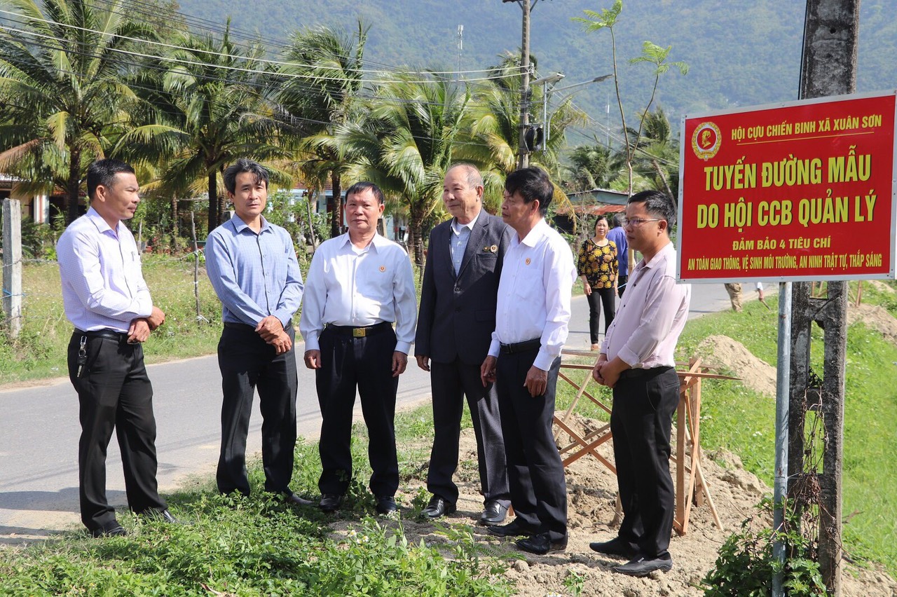 Lãnh đạo Hội Cựu chiến binh tỉnh kiểm tra mô hình Con đường CCB tự quản tại huyện Vạn Ninh