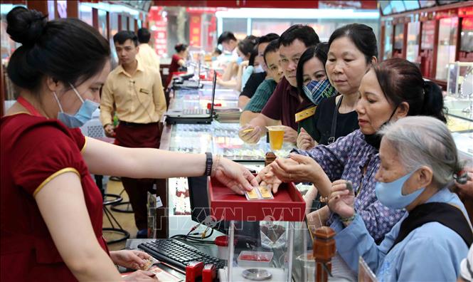 Khách mua bán vàng tại Công ty Kinh doanh vàng bạc Bảo Tín Minh Châu.