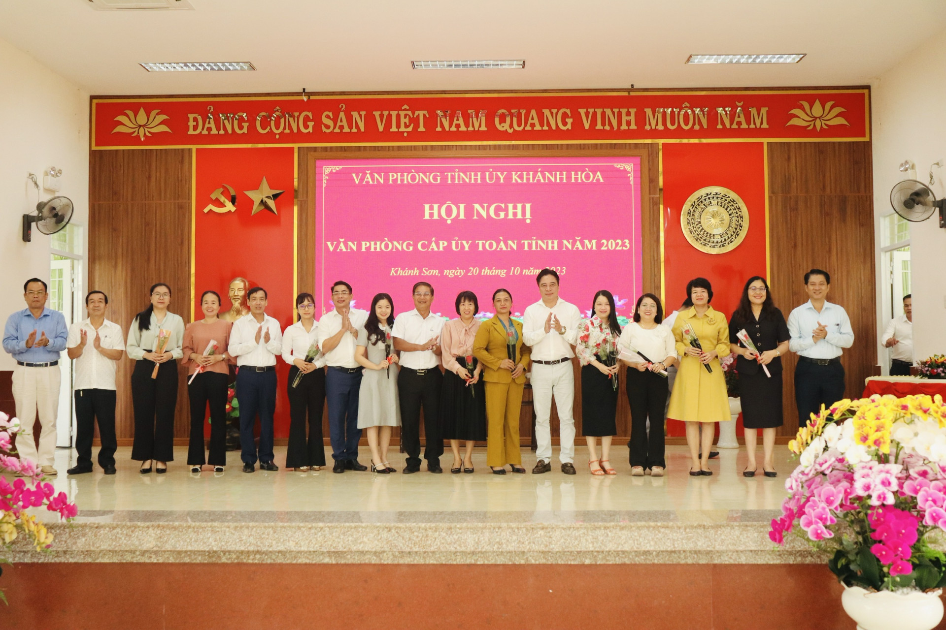 Phó Bí thư Thường trực Tỉnh ủy Nguyễn Khắc Toàn tặng hoa các cán bộ nữ nhân Ngày Phụ nữ Việt Nam 20-10