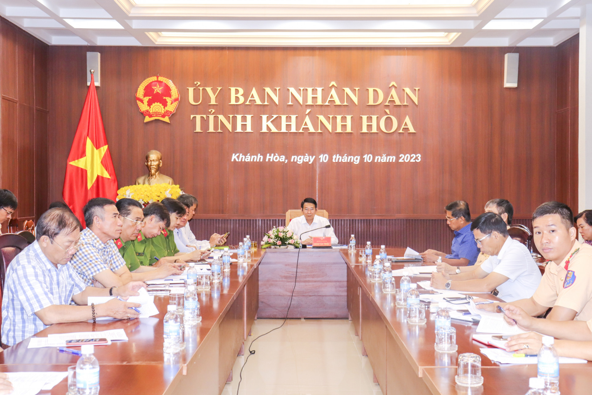 Đồng chí Đinh Văn Thiệu - Phó Chủ tịch UBND tỉnh chủ trì cuộc họp tại điểm cầu Khánh Hòa.
