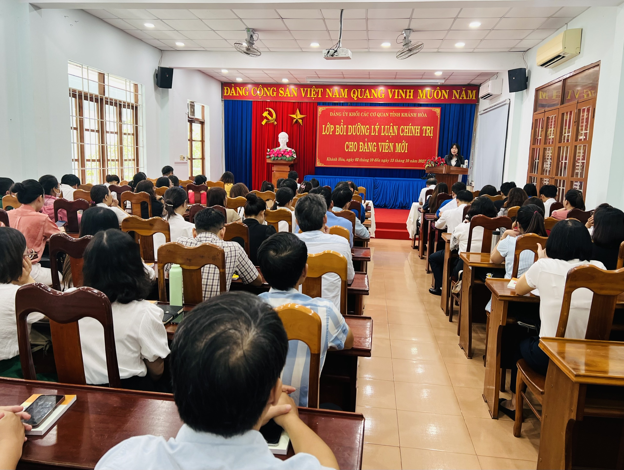 Đảng ủy Khối Các cơ quan tỉnh tổ chức Lớp bồi dưỡng lý luận chính trị cho gần 140 đảng viên mới