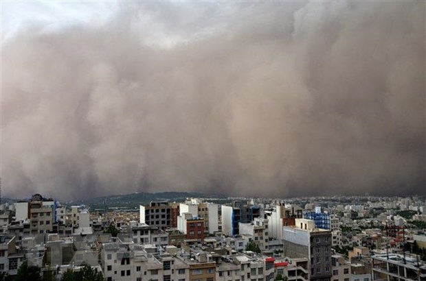 Bão cát quét qua Thủ đô Tehran của Iran. (Ảnh: AFP/TTXVN)