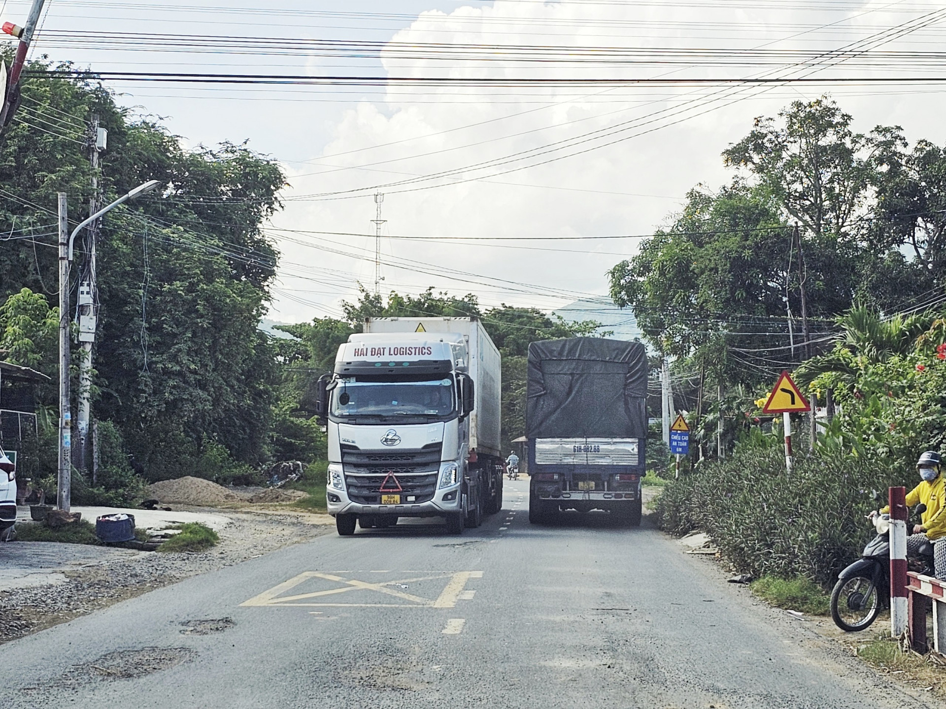 Lưu lượng phương tiện trên Quốc lộ 27B tăng cao đột biến.