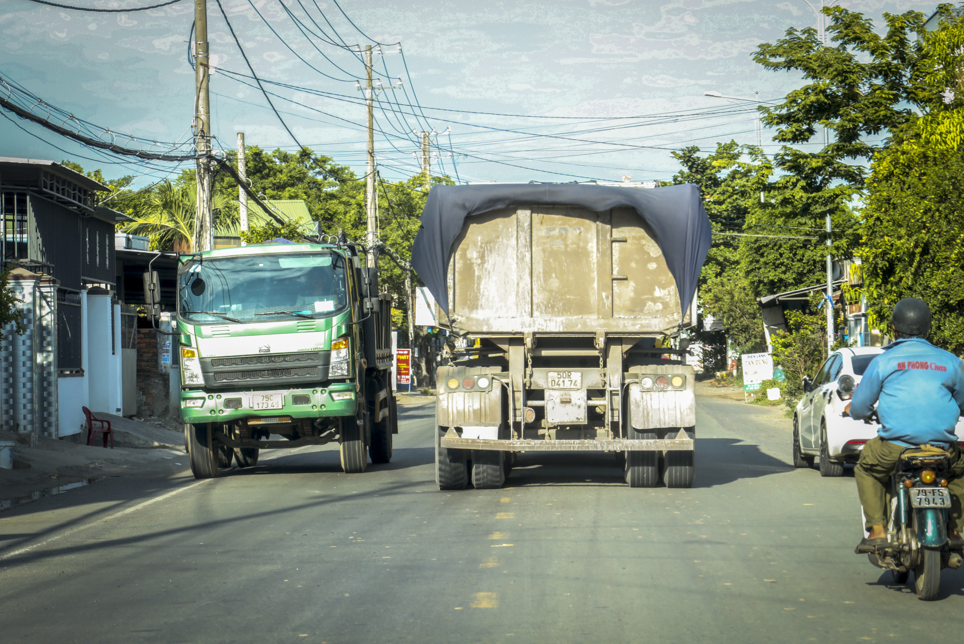 Xe chở đá lưu thông trên Tỉnh lộ 8.
