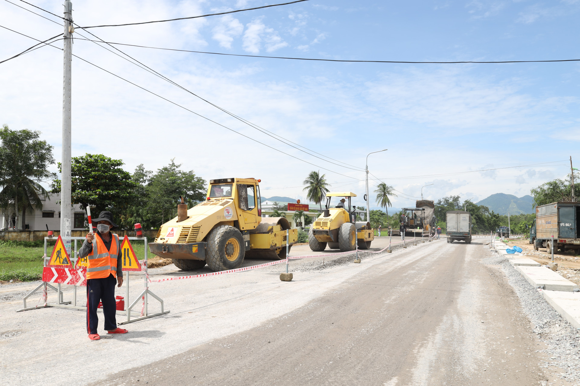 Thi công Quốc lộ 26 - một trong những công trình trọng điểm. Ảnh: Thiện Tâm