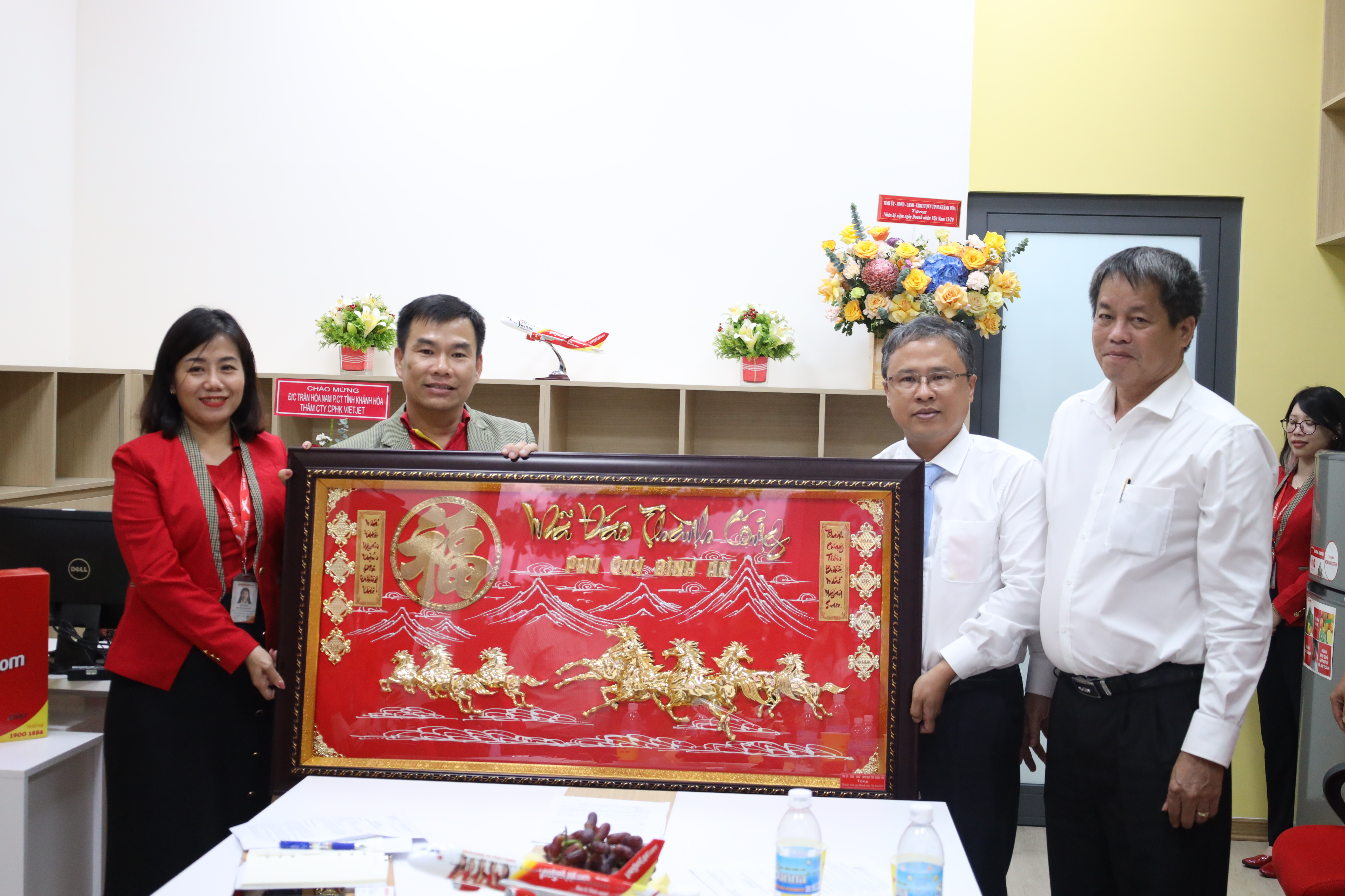 Đồng chí Trần Hòa Nam tặng bức tranh chúc mừng Công ty Cổ phần Hàng không Vietjet - Văn phòng tại Nha Trang.