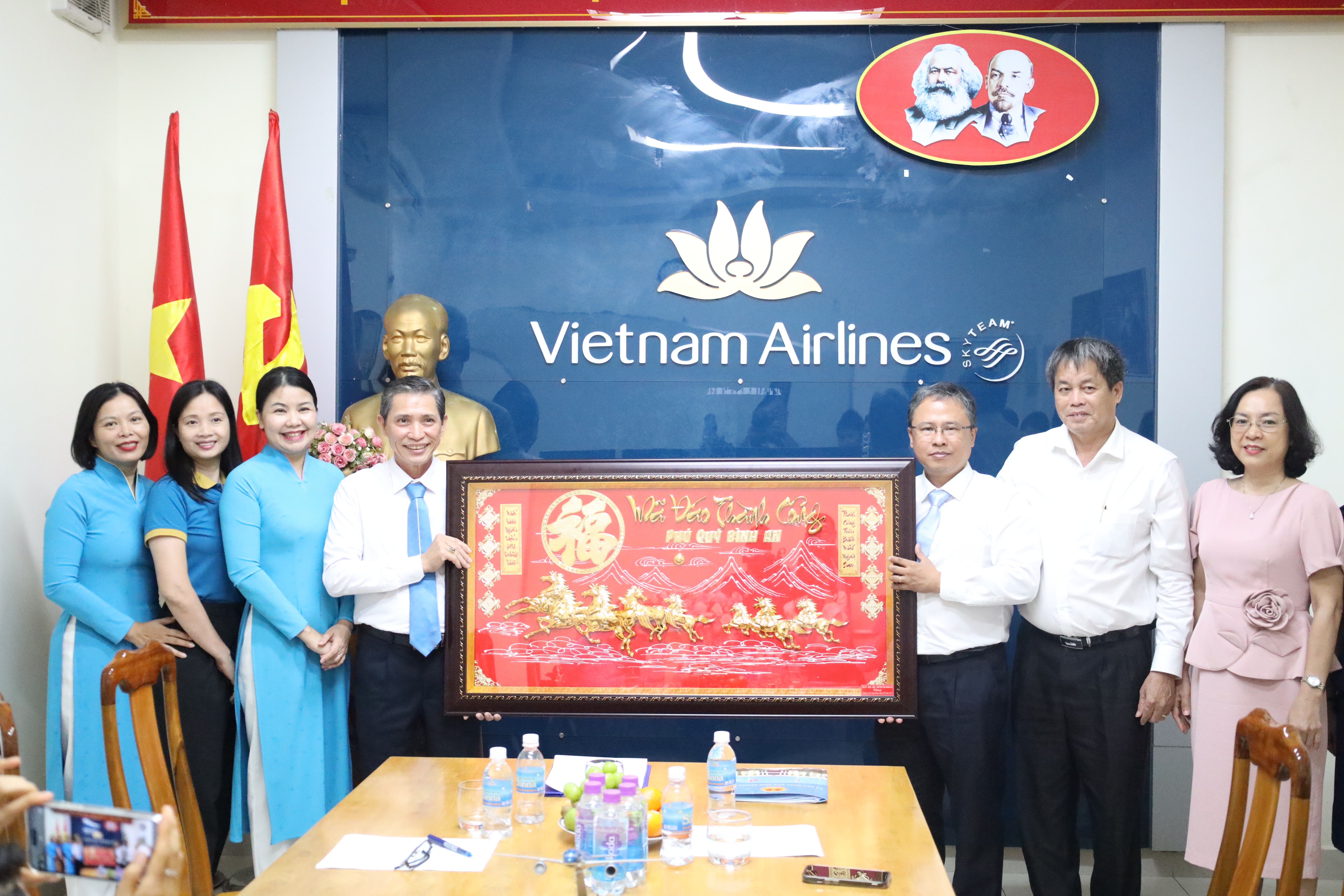 Đồng chí Trần Hòa Nam tặng bức tranh chúc mừng Chi nhánh Tổng Công ty Hàng không Việt Nam - Công ty Cổ phần tại Nha Trang.