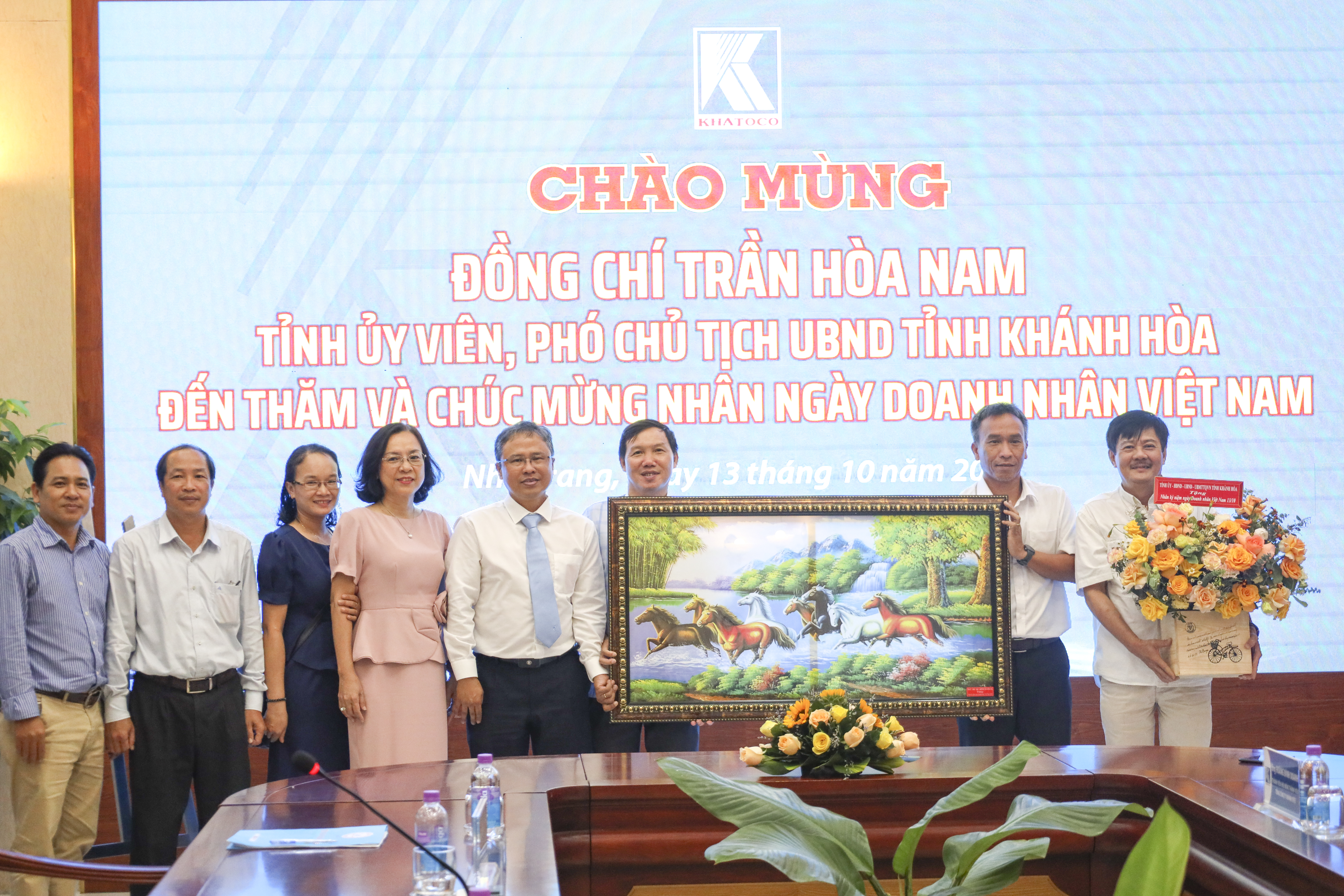 Đồng chí Trần Hòa Nam tặng bức tranh chúc mừng Tổng Công ty Khánh Việt.