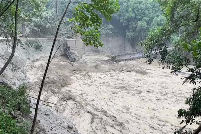 Một cây cầu bị nước lũ cuốn trôi tại bang Sikkim, Ấn Độ ngày 5/10/2023. Ảnh: AFP/TTXVN

