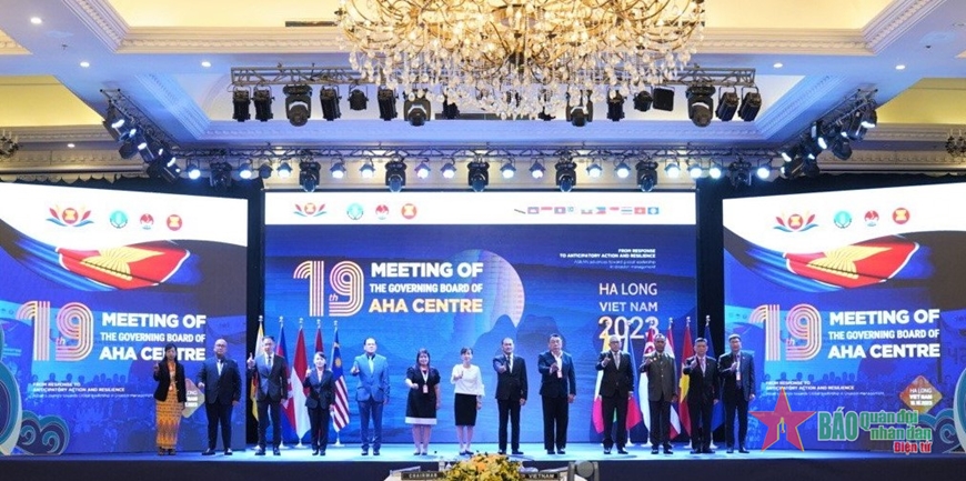 Đại biểu các nước ASEAN tại Trung tâm AHA thể hiện quyết tâm hành động nâng cao hiệu quả phối hợp về hỗ trợ nhân đạo trong quản lý thiên tai. 

