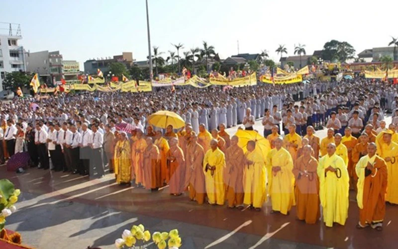 Tăng ni, Phật tử tham dự lễ Phật đản tại Quảng Trị. (Ảnh minh họa: Hồ Cầu/TTXVN)
