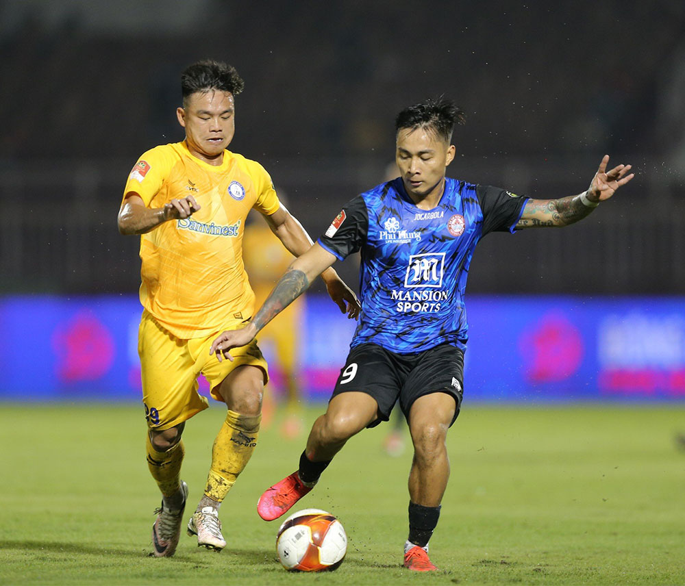 Khanh Hoa FC (yellow jersey) playing Ho Chi Minh City in round 1 (Source: VFF)
