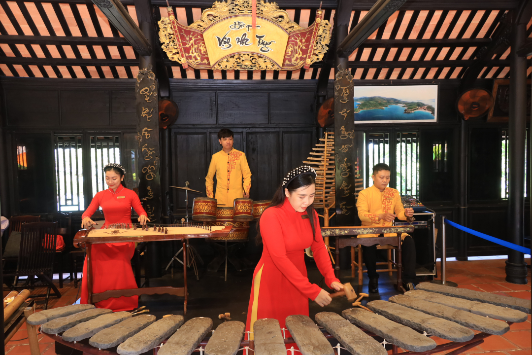 Nha Trang Bay Clubhouse has morning and afternoon performances

