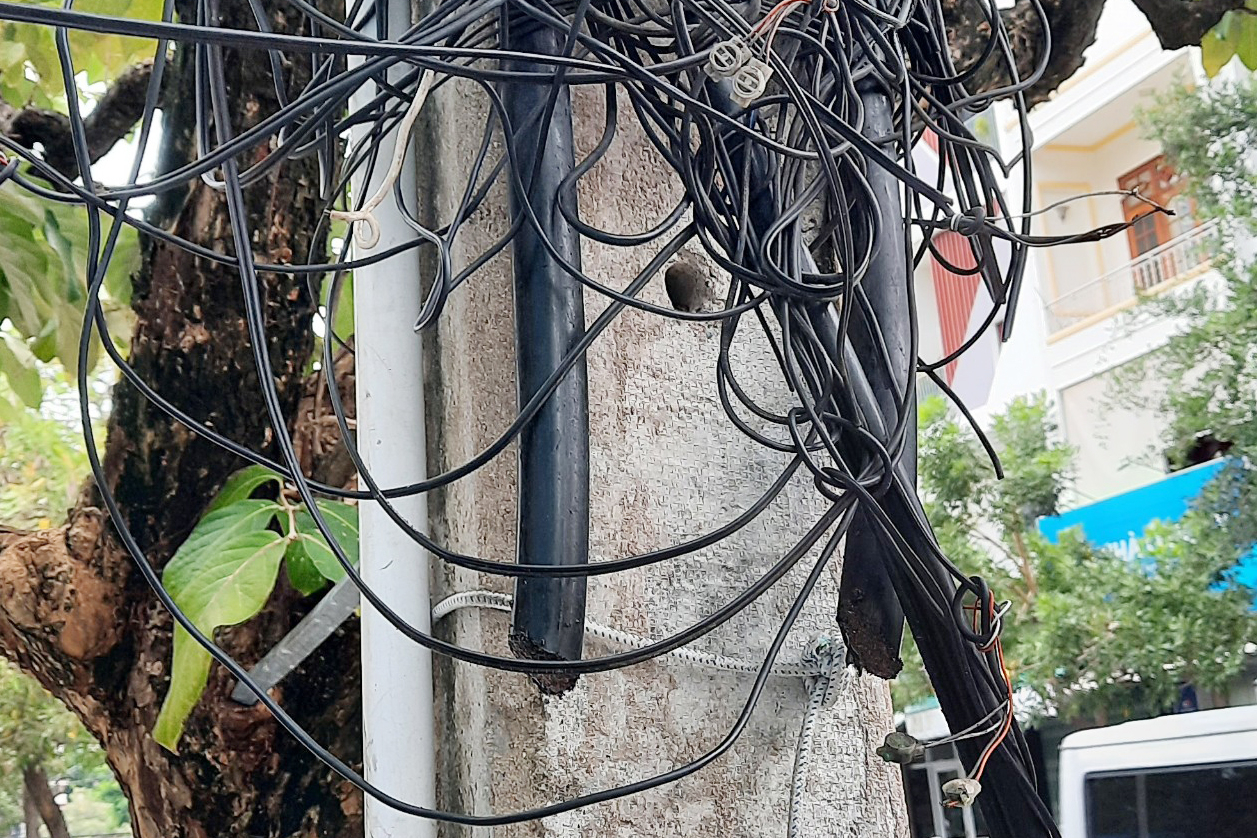 2 sợi cáp viễn thông trên tuyến cáp đường Hoàng Hoa Thám bị kẻ gian cắt trộm (ảnh do Trung tâm Viễn thông Nha Trang cung cấp)