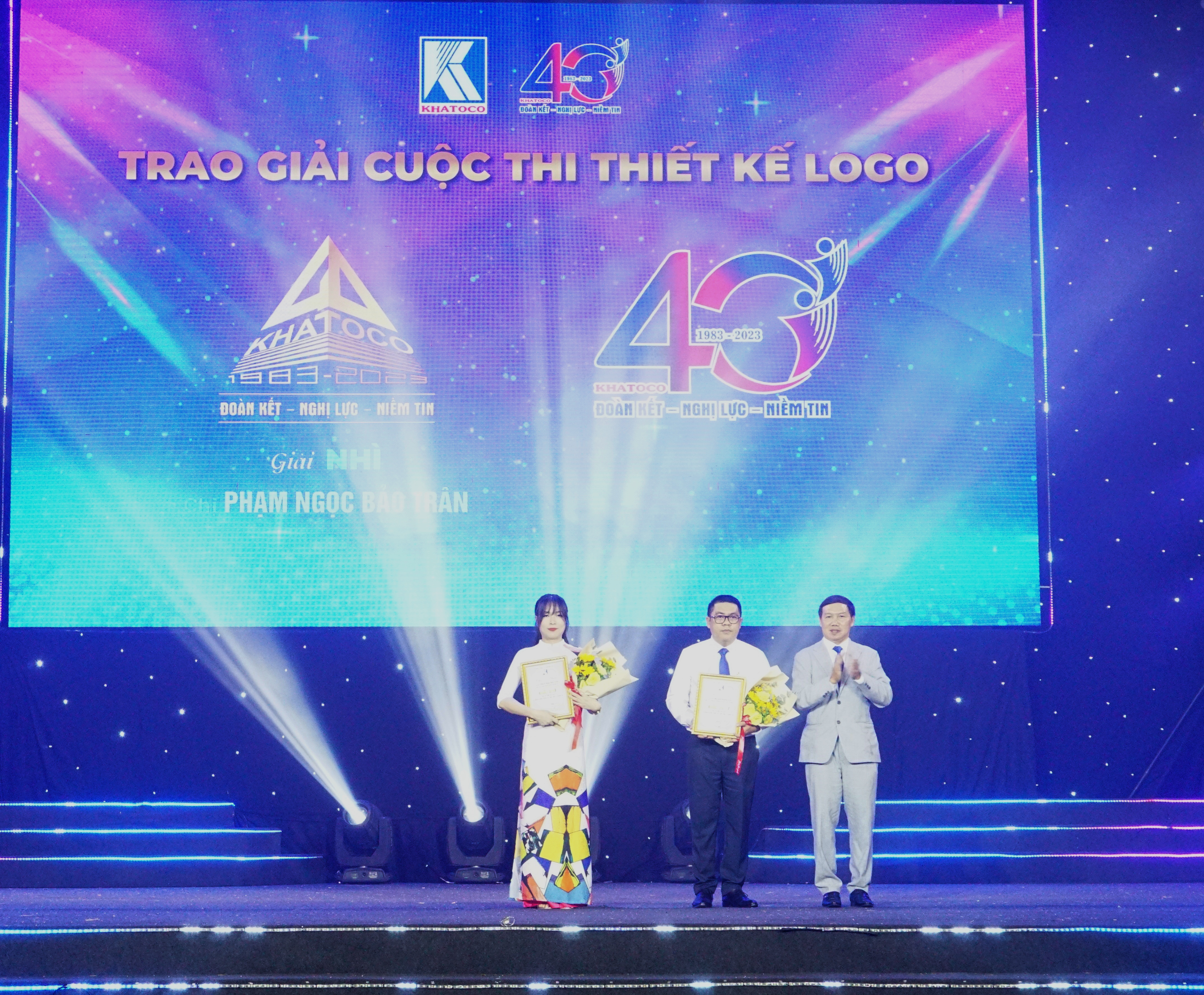 2 tác giả của các tác phẩm đạt giải cao nhất tại cuộc thi thiết kế logo Kỷ niệm 40 năm thành lập Tổng Công ty Khánh Việt nhận giải thưởng