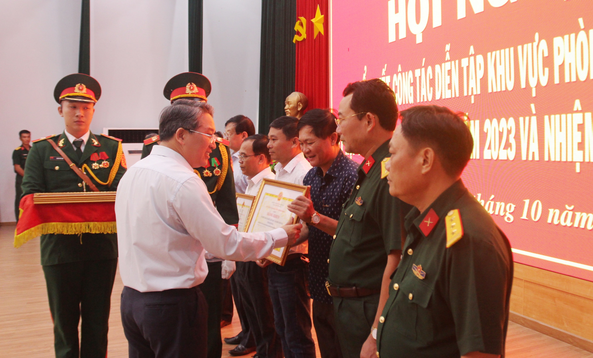 Ông Nguyễn Hải Ninh trao Bằng khen cho các tập thể có thành tích xuất sắc trong công tác lãnh đạo, chỉ đạo diễn tập khu vực phòng thủ các cấp trong nhiệm kỳ 2020 – 2025