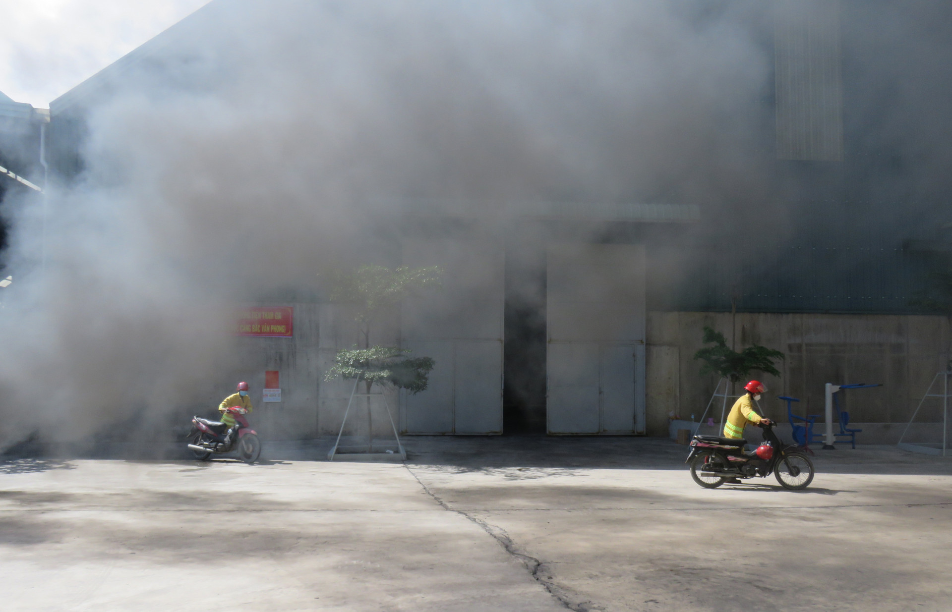 Cùng với công tác dập lửa, cứu người lực lượng chữa cháy cơ sở còn tích cực cứu tài sản