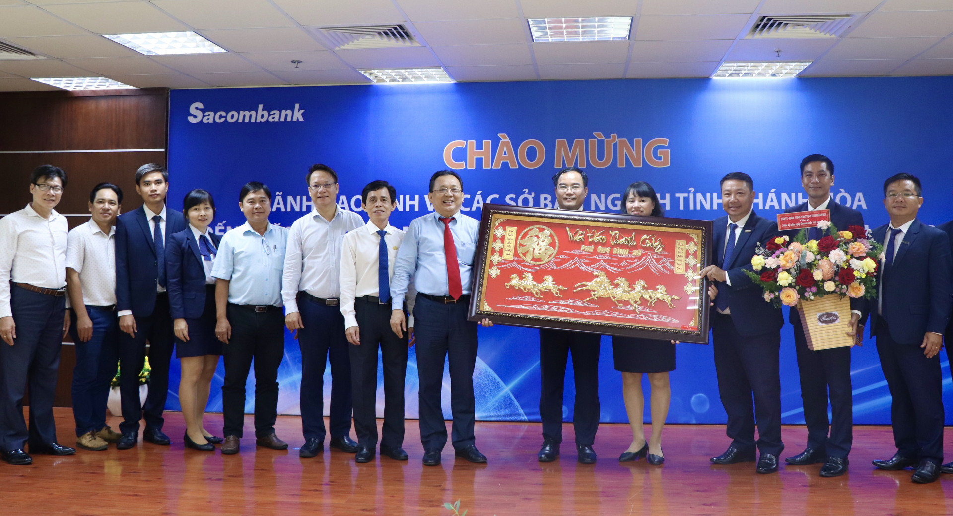 Đồng chí Lê Hữu Hoàng tặng tranh chúc mừng lãnh đạo Sacombank Chi nhánh Khánh Hòa. 