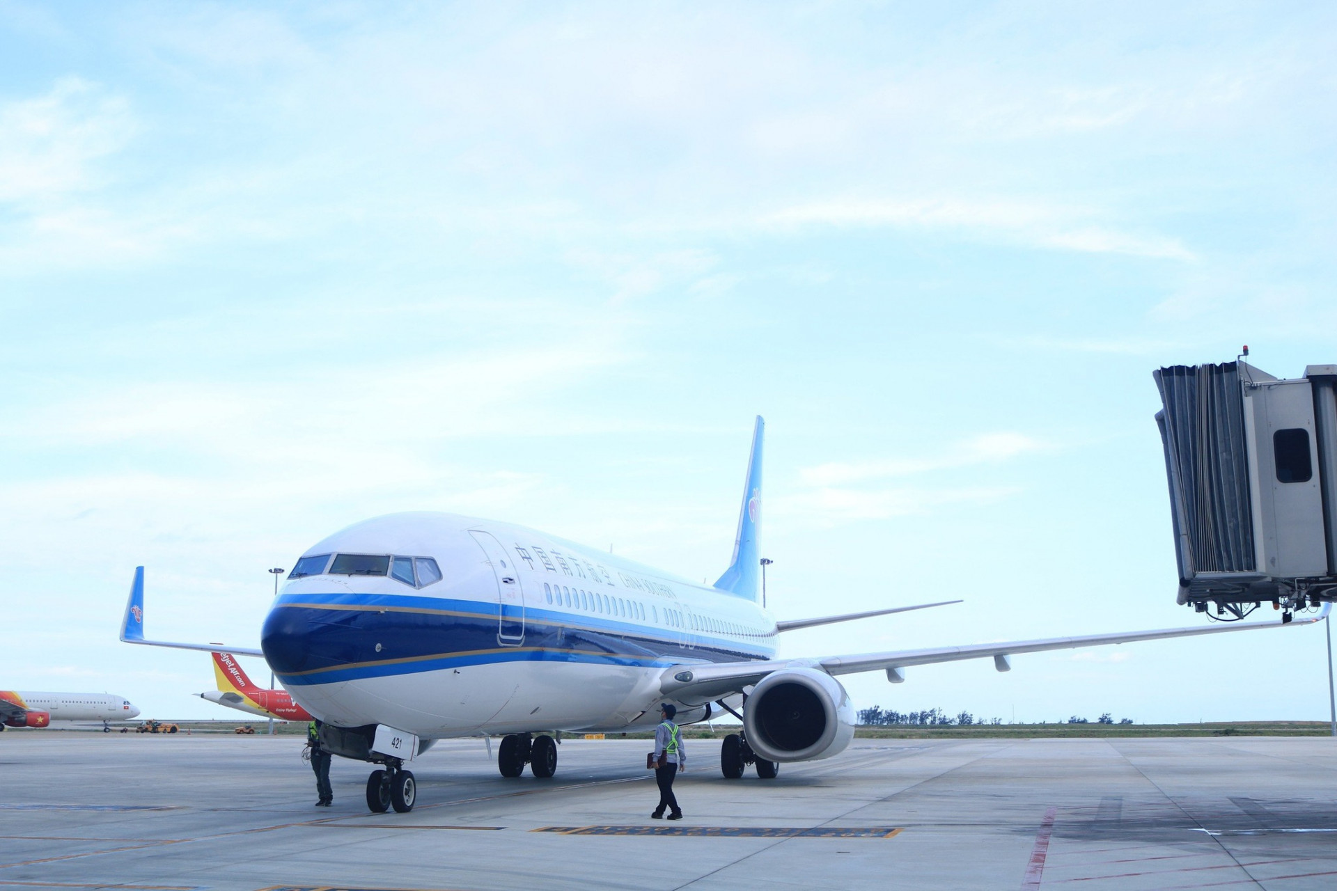 
Máy bay của China Southern Airlines hạ cánh xuống sân bay quốc tế Cam Ranh chiều 29-9