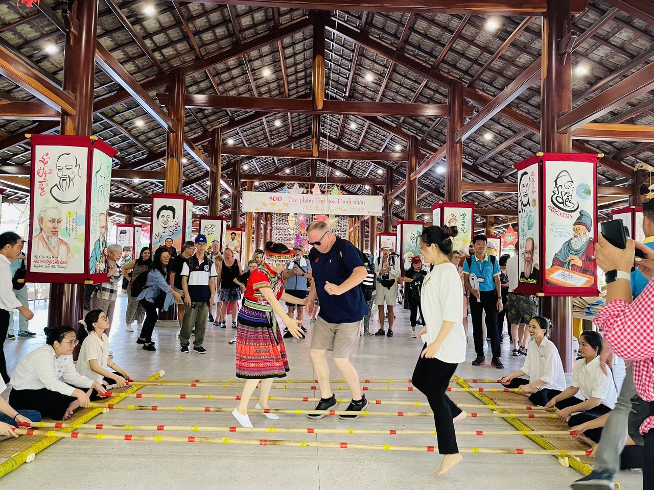 Khách du lịch tàu biển trải nghiệm chơi nhảy sảm tại Làng nghề Trường Sơn (TP. Nha Trang)