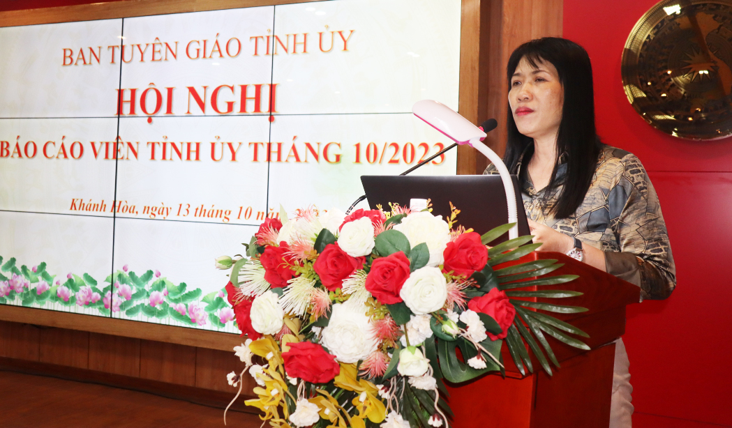 Bà Nguyễn Như Hoa - Phó Trưởng ban Thường trực Ban Nội chính Tỉnh ủy trình bày báo cáo tại hội nghị.