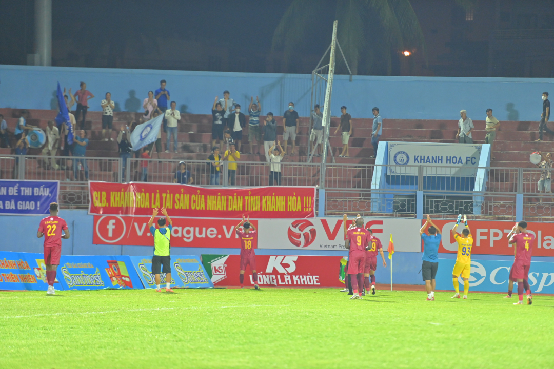 Khanh Hoa FC players thank their supporters for their cheer and support

