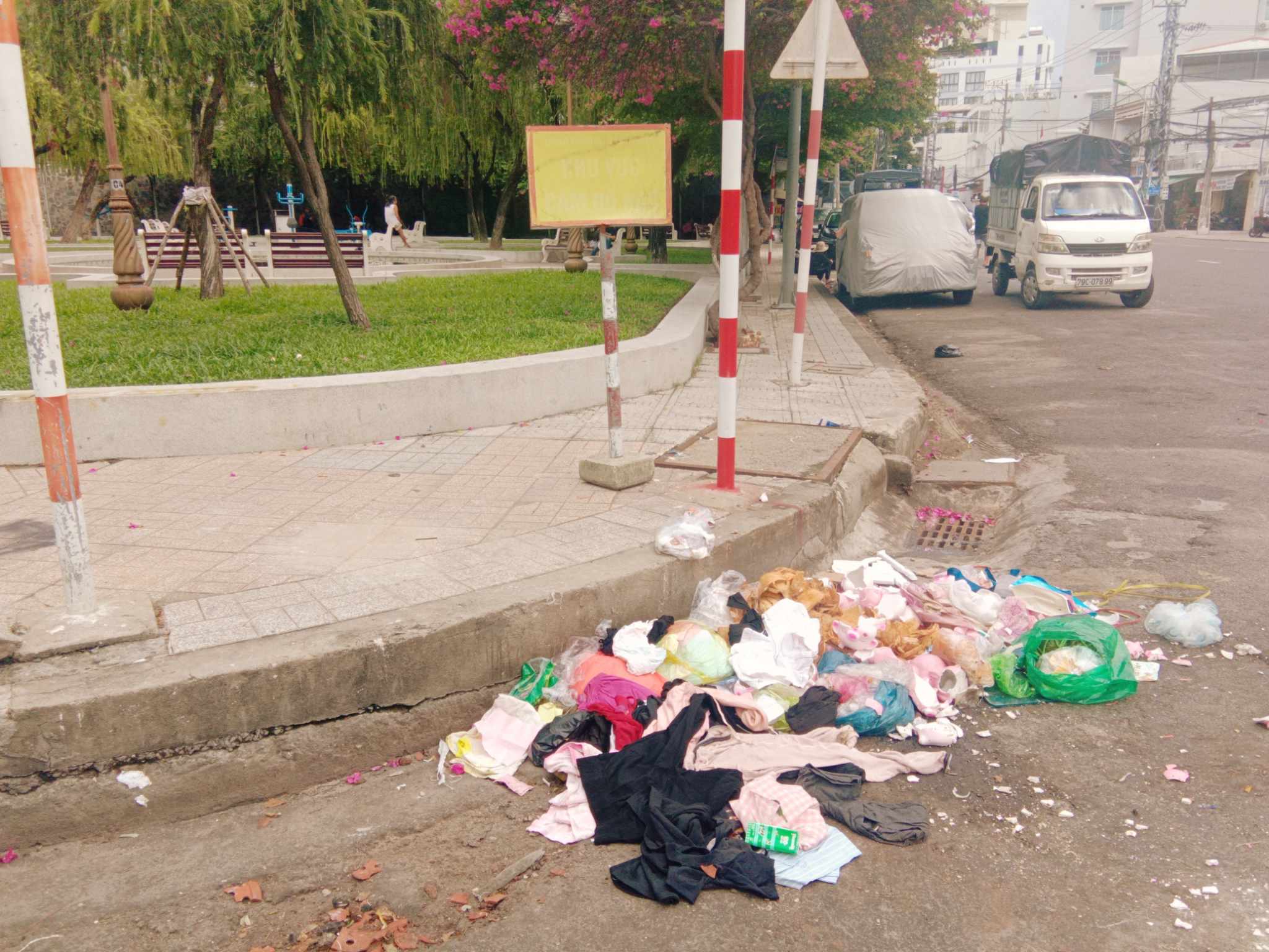 Cấm nhưng vẫn đổ rác - Báo Khánh Hòa điện tử