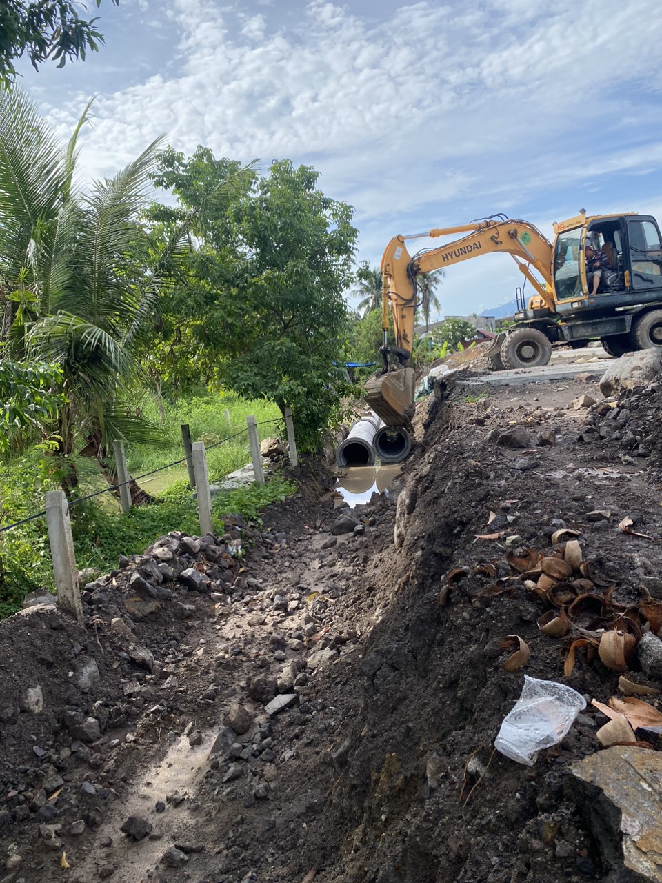 Ban Quản lý dự án phát triển tỉnh thi công đặt ống thoát nước tại khu vực dự án Khu tái định cư Ngọc Hiệp.