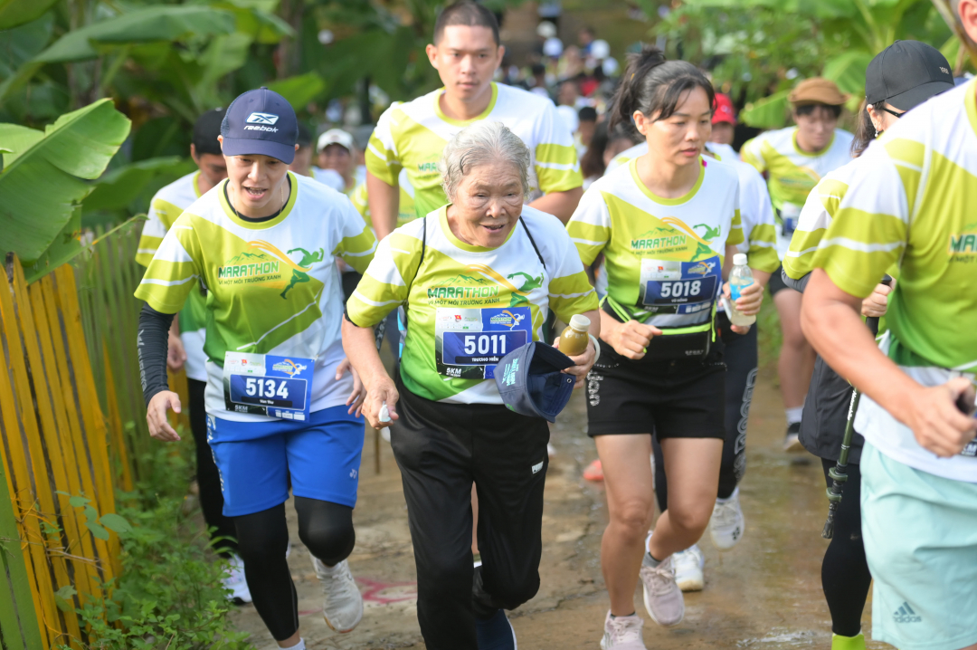 80-year-old Nguyen Thi Nam (middle), the oldest participant, running 5km

