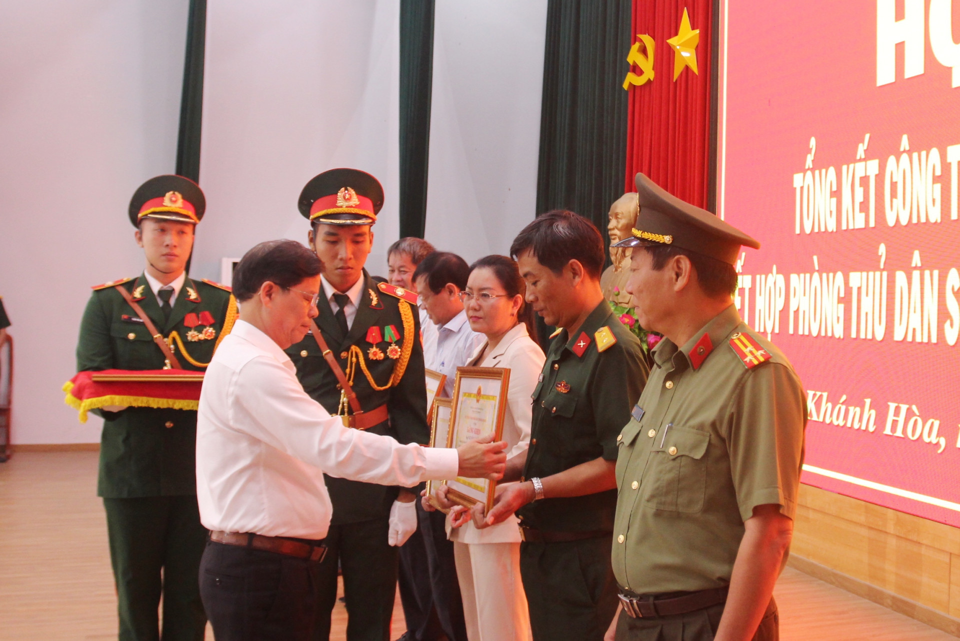 Ông Nguyễn Tấn Tuân trao Bằng khen cho các cá nhân có thành tích xuất sắc trong công tác lãnh đạo, chỉ đạo diễn tập khu vực phòng thủ các cấp trong nhiệm kỳ 2020 – 2025.