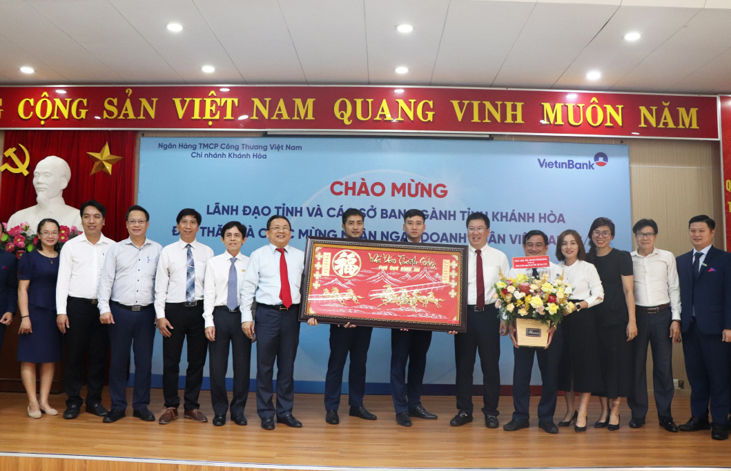 Ông Lê Hữu Hoàng tặng tranh chúc mừng Ngân hàng Thương mại cổ phần Công thương Việt Nam (VietinBank) Chi nhánh Khánh Hòa.