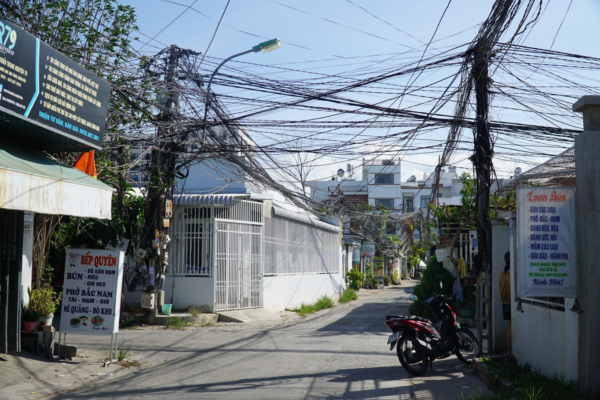 Hệ thống dây điện chằng chịt tại các hẻm trong khu vực quy hoạch Khu tái định cư Lê Hồng Phong III