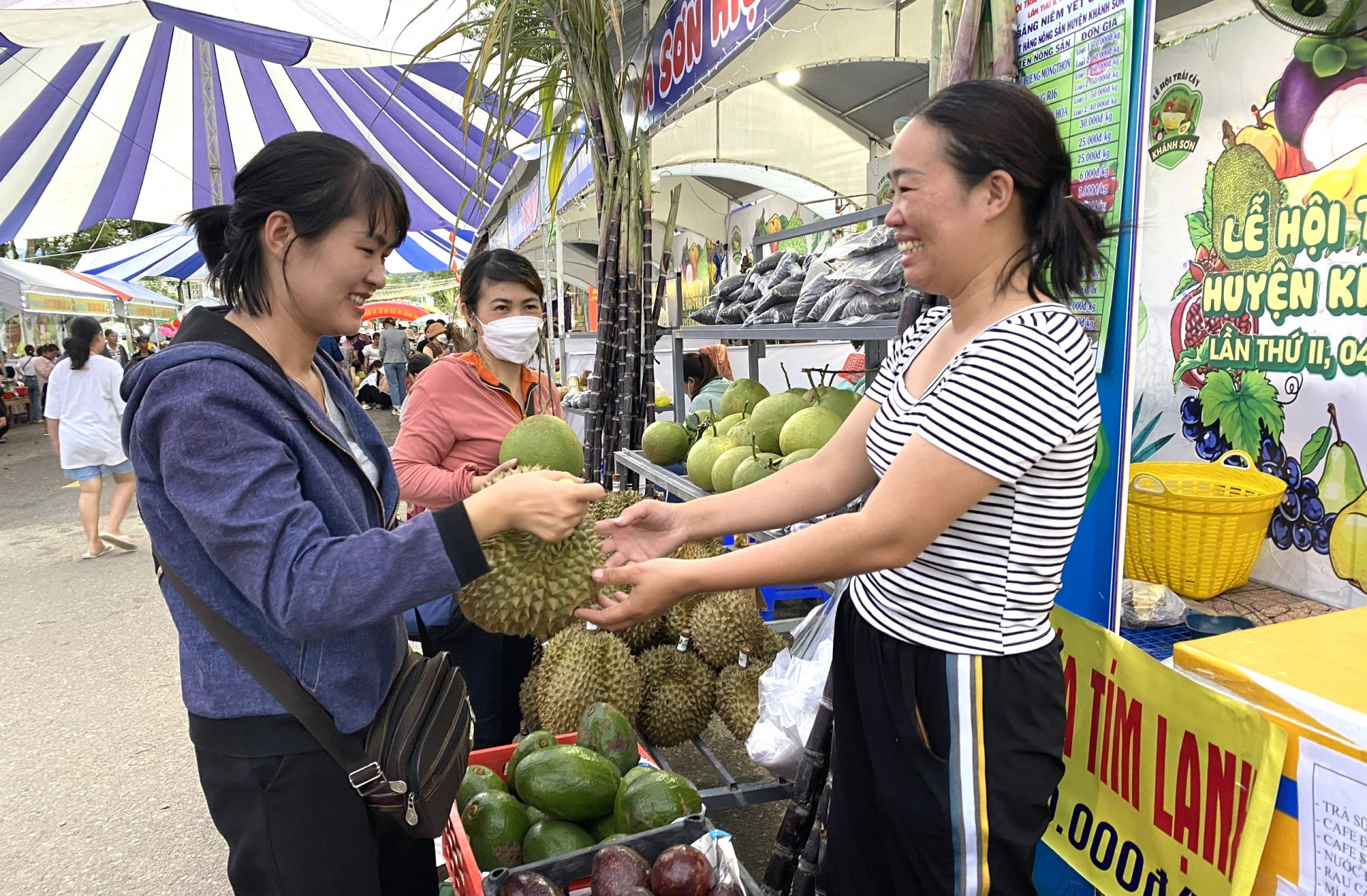 Người dân tham quan, mua sắm tại lễ hội trái cây huyện Khánh Sơn.