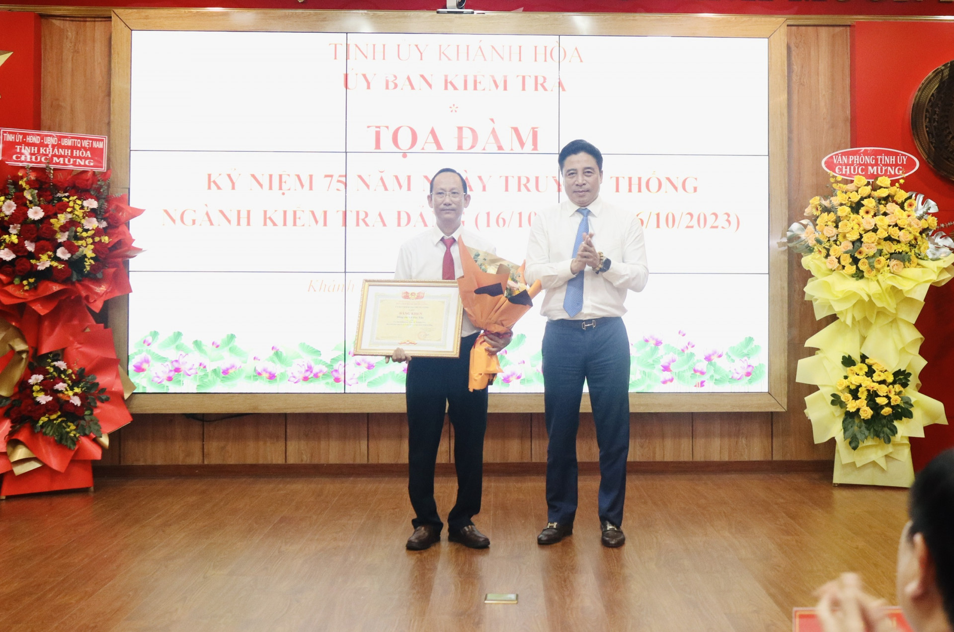 Phó Bí thư Thường trực Tỉnh ủy Nguyễn Khắc Toàn trao Bằng  khen của UBKT Trung ương cho ông Võ Duy Tân