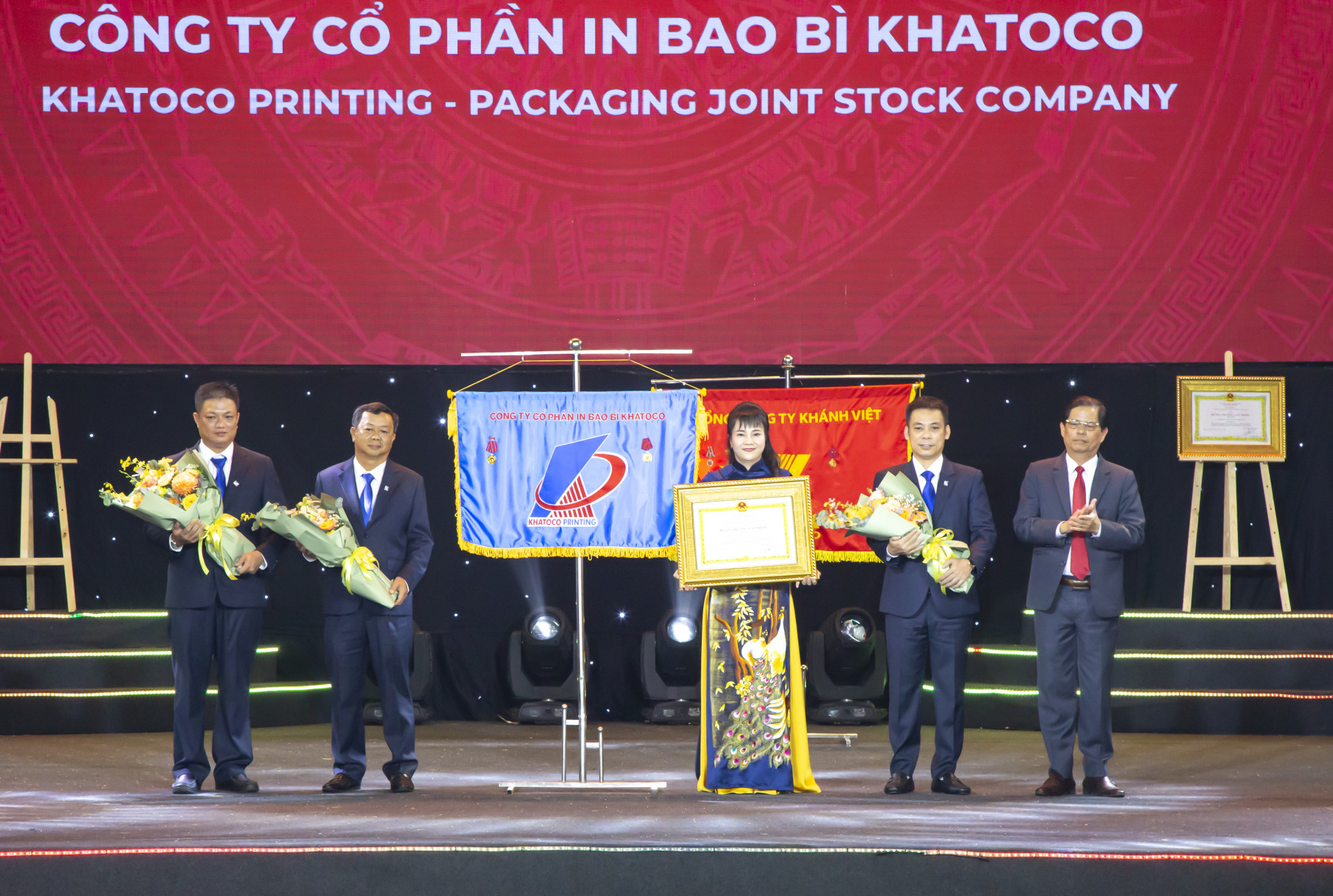 Thừa ủy quyền của Chủ tịch nước, đồng chí Nguyễn Tấn Tuân trao Huân chương Lao động hạng Nhì cho Công ty Cổ phần In bao bì Khatoco