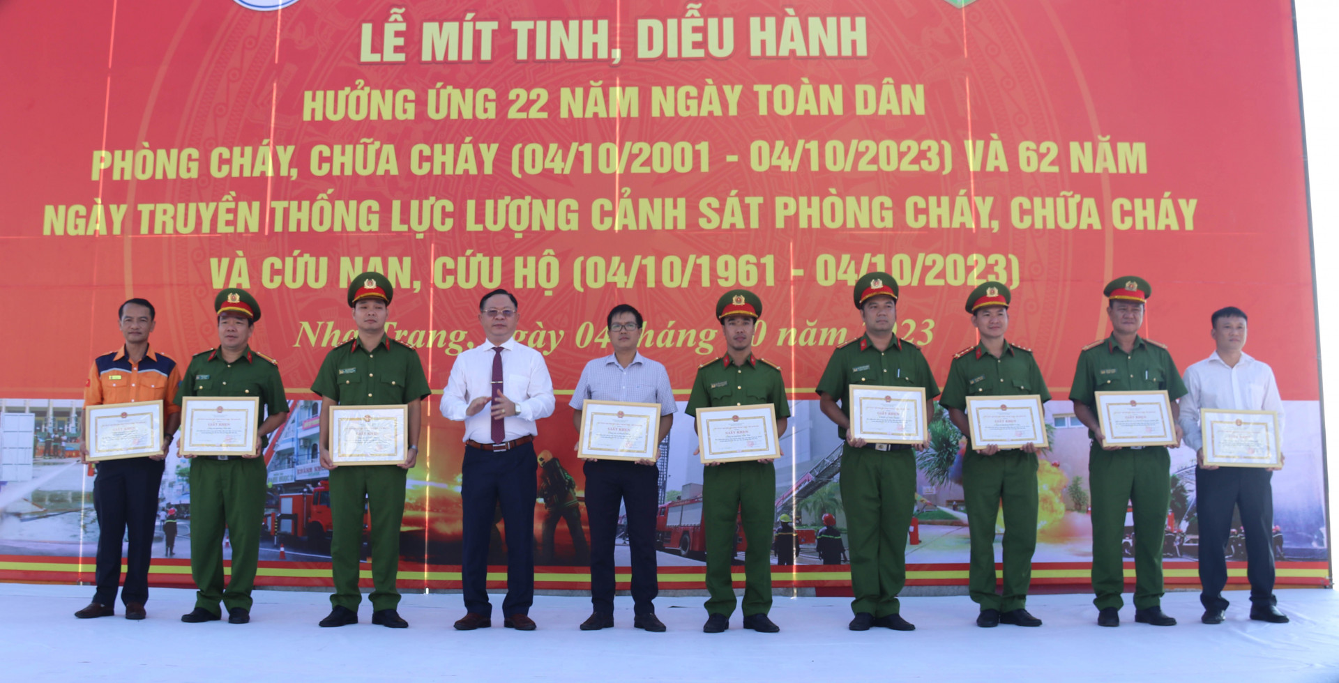 Ông Lưu Thành Nhân trao giấy khen cho các tập thể