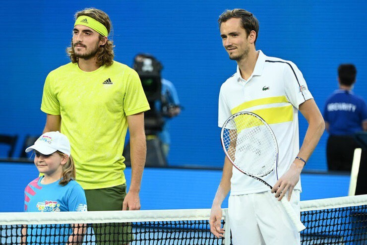 Medvedev ( phải) thắng thuyết phục Tsitsipas dành vé vào chơi trận chung kết 