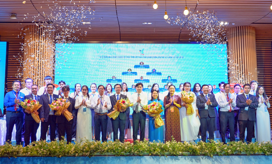 Các vị đại biểu tặng hoa chúc mừng Ban Chấp hành Hội Sinh viên Việt Nam tỉnh khóa IV.
