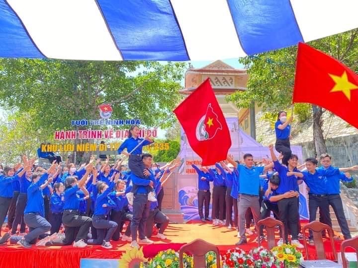 Đoàn viên, thanh niên thị xã Ninh Hòa biểu diễn các tiết mục văn nghệ ở Khu lưu niệm di tích tàu C235.
