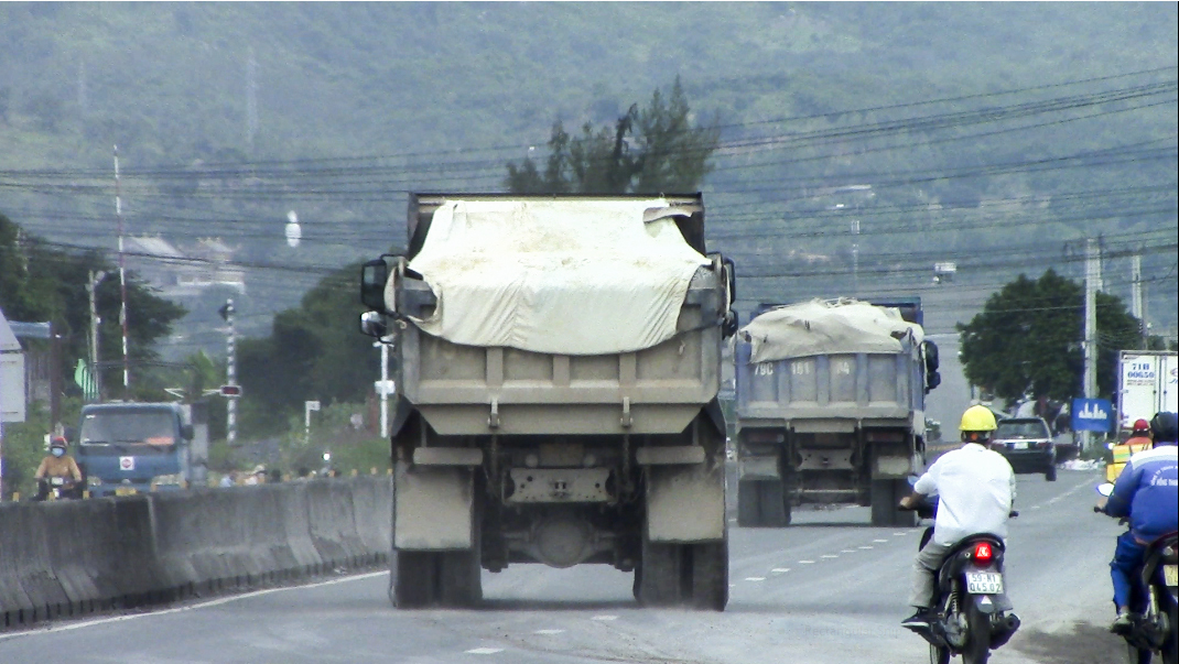 Cam Ranh: Xe chở đá làm hư đường, ô nhiễm môi trường