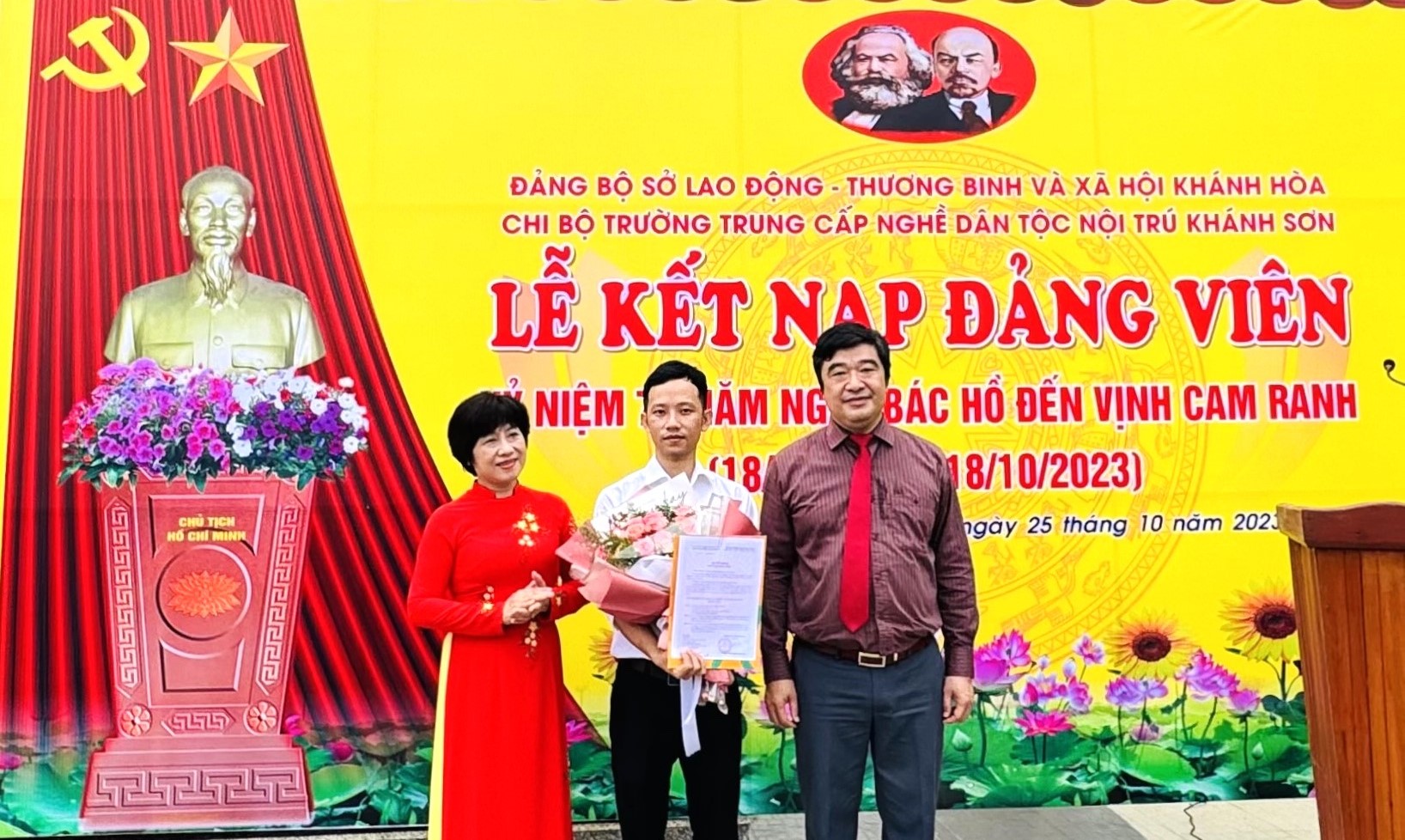 Bà Phạm Thị Khánh Hương - Bí thư Đảng ủy Khối các cơ quan tỉnh và ông Tạ Hồng Quang - Bí thư Đảng ủy, Giám đốc Sở Lao động - Thương binh và Xã hội trao quyết định và hoa chúc mừng đảng viên mới.