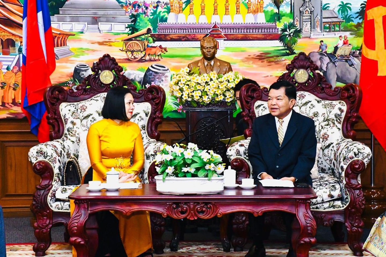 Bà Trần Thu Mai chào xã giao đồng chí Vilayvong Bouddakham - Bí thư, Tỉnh trưởng tỉnh Champasak