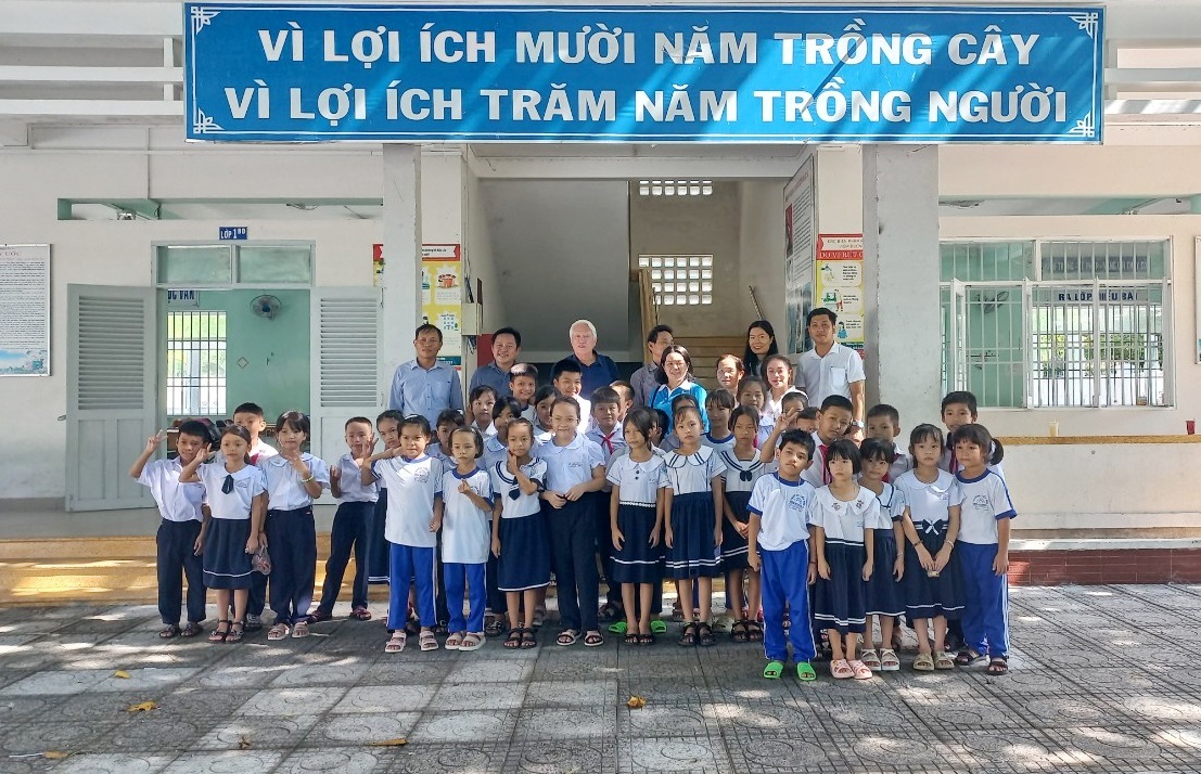 Đoàn chụp ảnh lưu niệm với học sinh Trường Tiểu học Vĩnh Nguyên 3. 