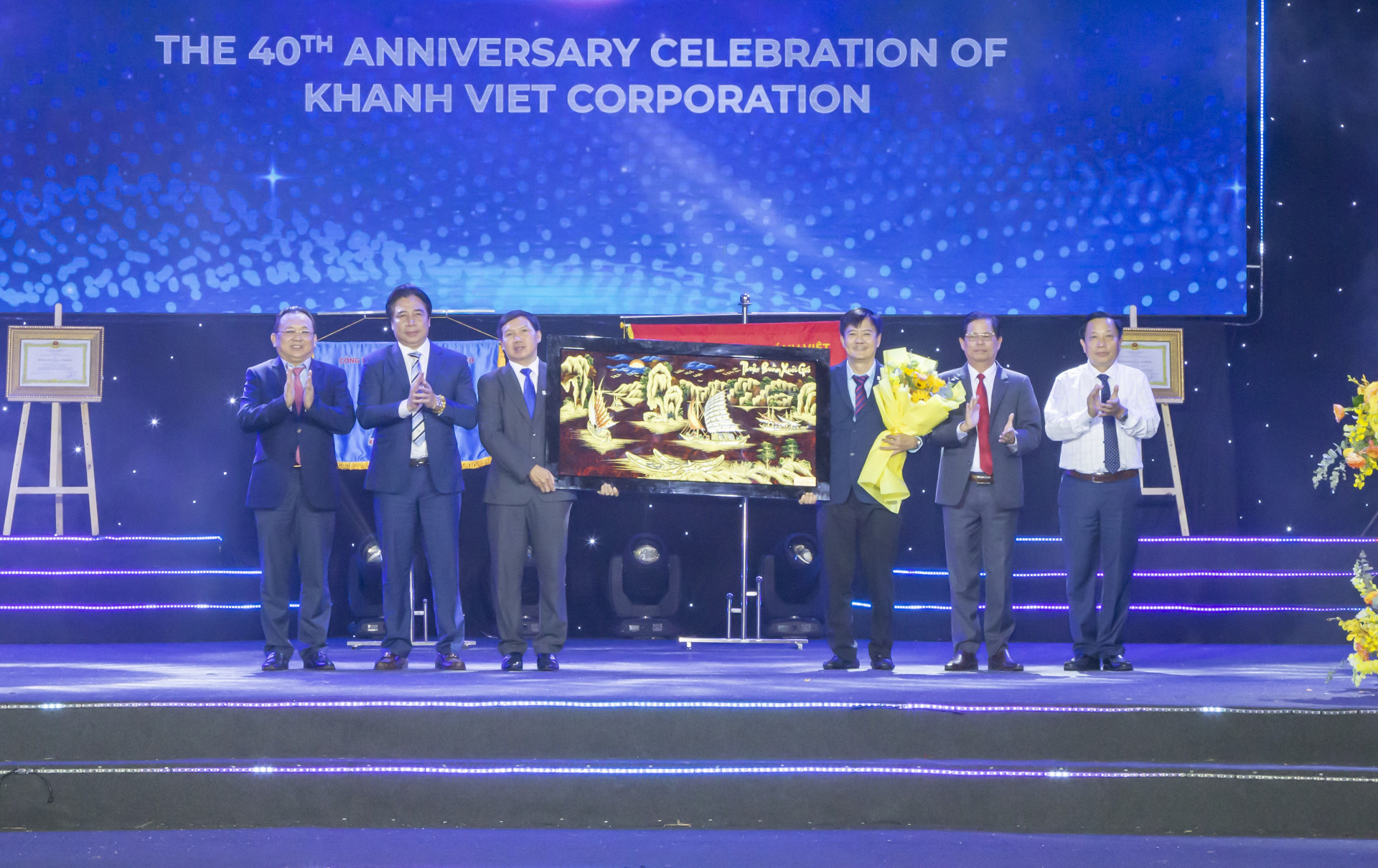  lãnh đạo tỉnh tặng quà lưu niệm cho tập thể Tổng Công ty Khánh Việt